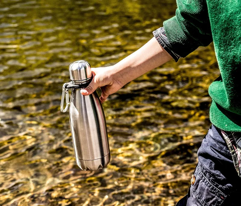 Gourde isotherme en acier inoxydable double paroi sous vide avec porte-gourde pour adultes et enfants - 12 oz, 17 oz et 25 oz